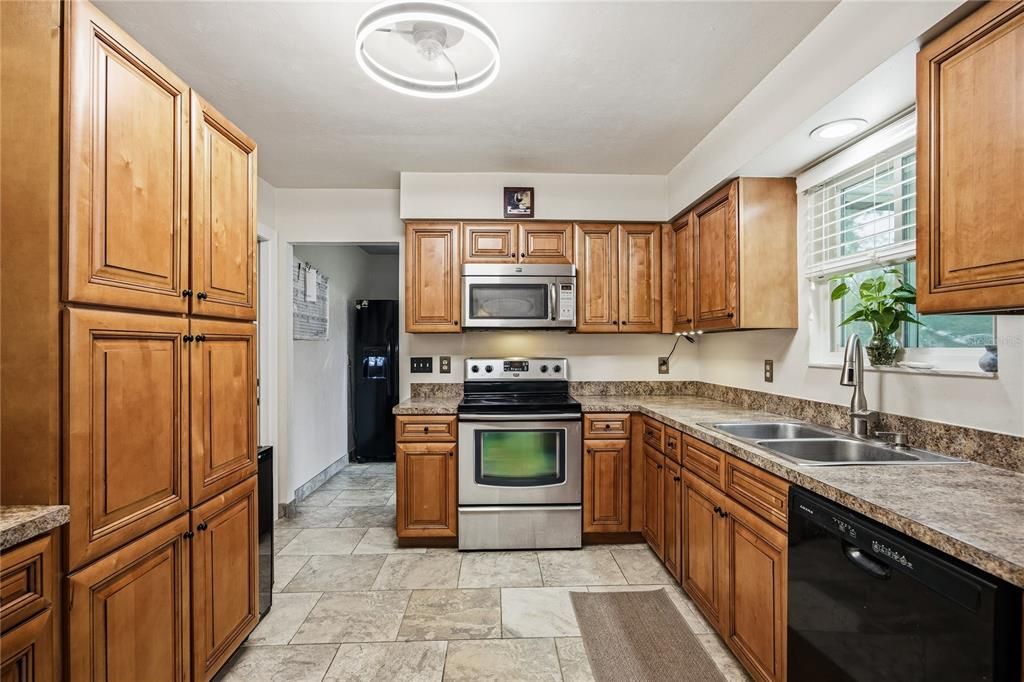 Под контрактом: $325,000 (3 спален, 2 ванн, 1375 Квадратных фут)