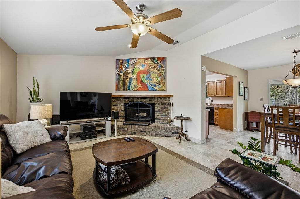 Под контрактом: $325,000 (3 спален, 2 ванн, 1375 Квадратных фут)