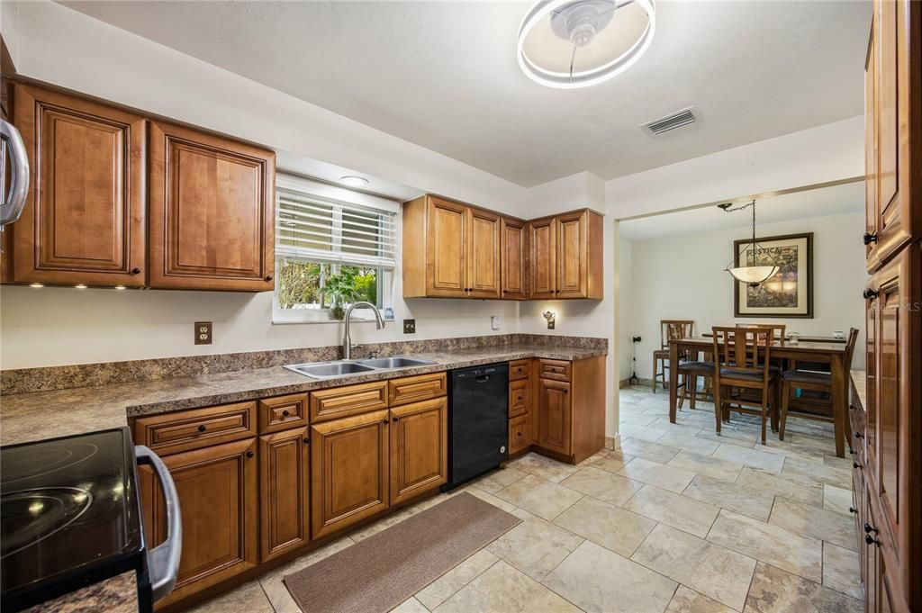 Под контрактом: $325,000 (3 спален, 2 ванн, 1375 Квадратных фут)