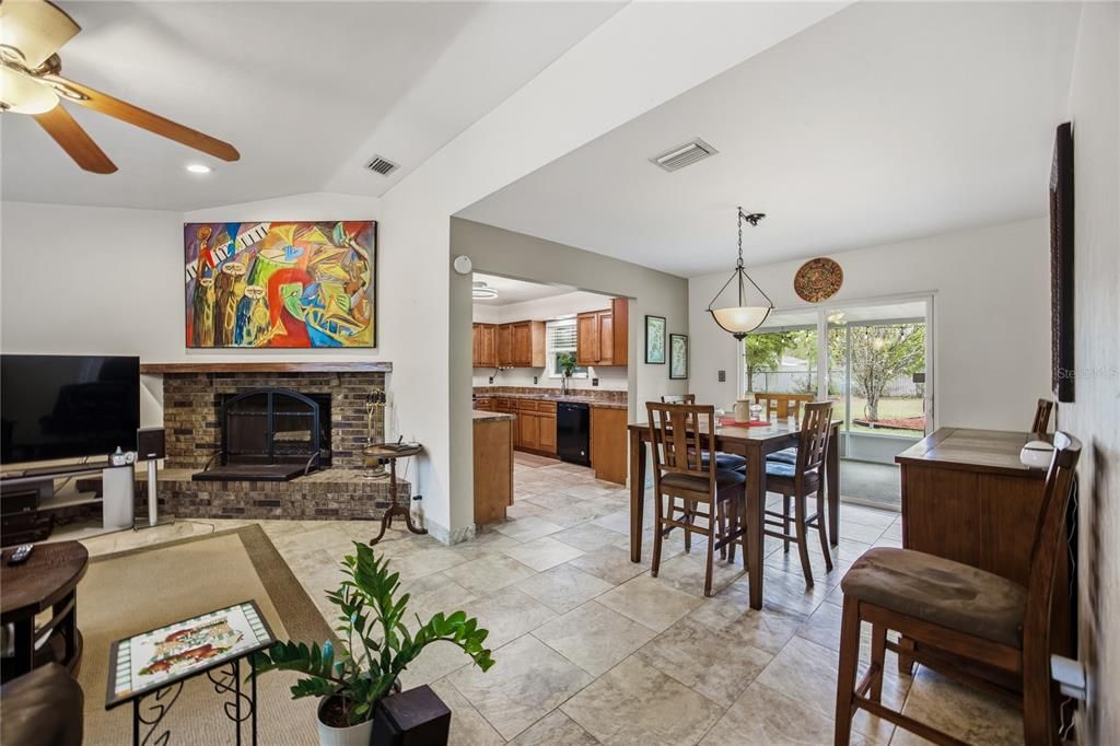 Под контрактом: $325,000 (3 спален, 2 ванн, 1375 Квадратных фут)