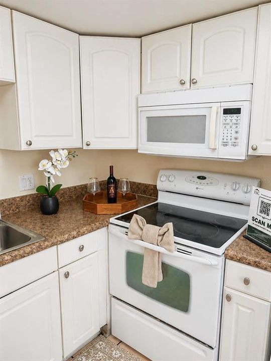 For Sale: $85,000 (1 beds, 1 baths, 678 Square Feet)
