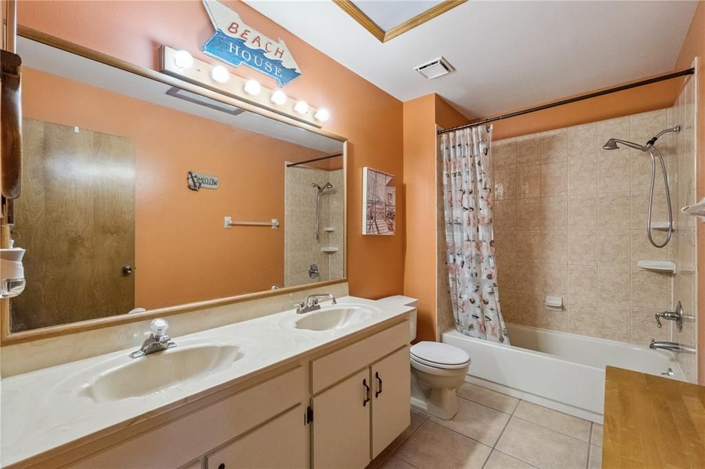 Под контрактом: $399,000 (4 спален, 2 ванн, 2180 Квадратных фут)