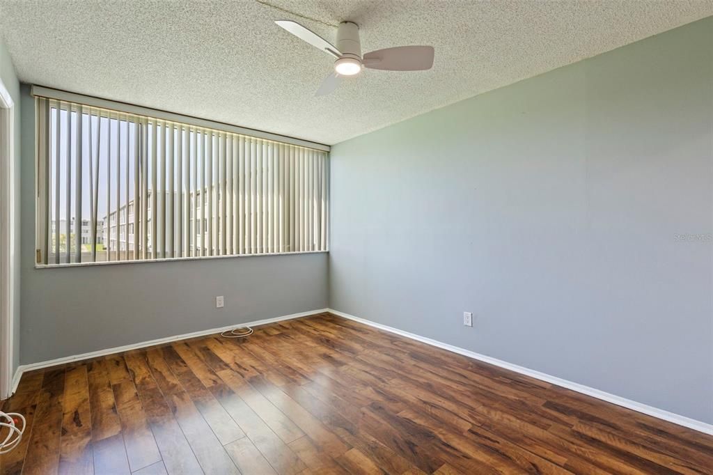 Activo con contrato: $155,000 (1 camas, 1 baños, 930 Pies cuadrados)