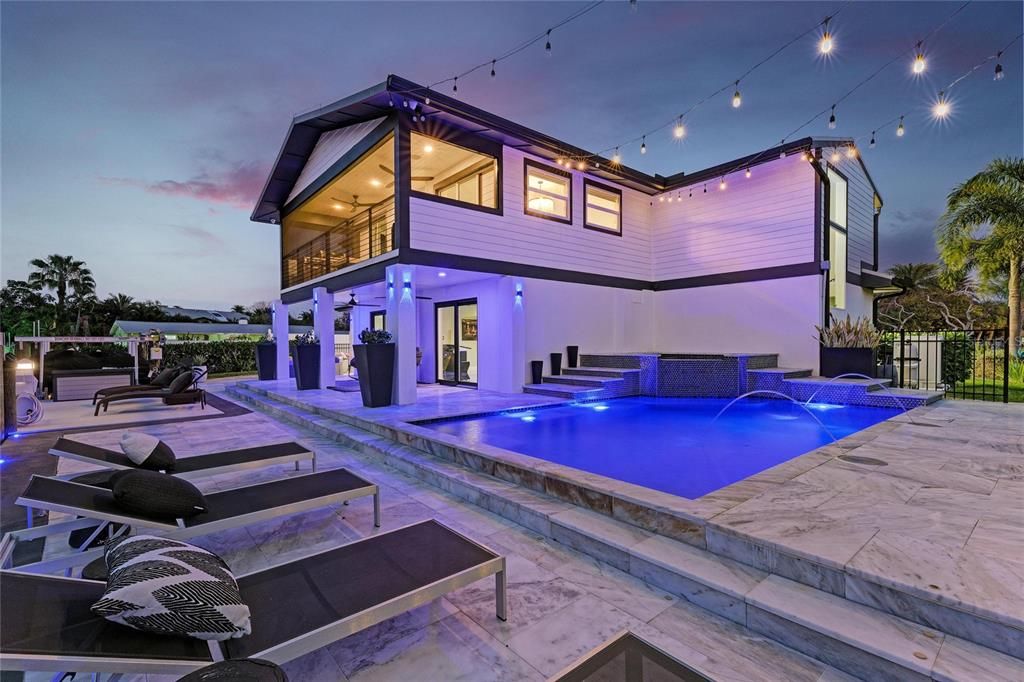 合同活跃: $2,399,000 (4 贝兹, 3 浴室, 3230 平方英尺)