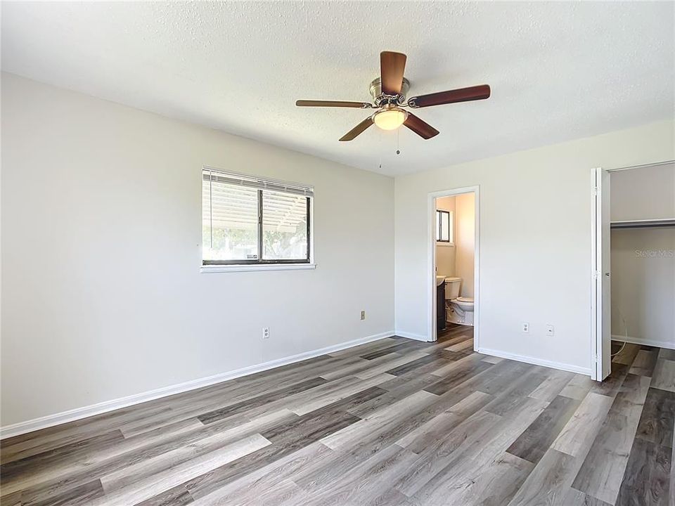 На продажу: $149,900 (2 спален, 2 ванн, 1040 Квадратных фут)