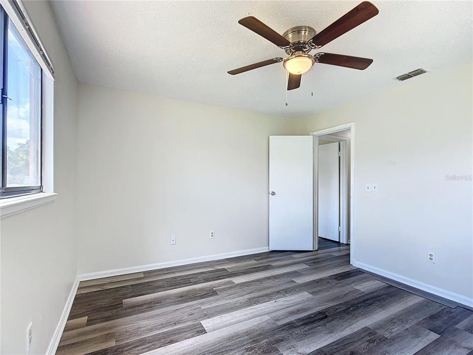 На продажу: $149,900 (2 спален, 2 ванн, 1040 Квадратных фут)