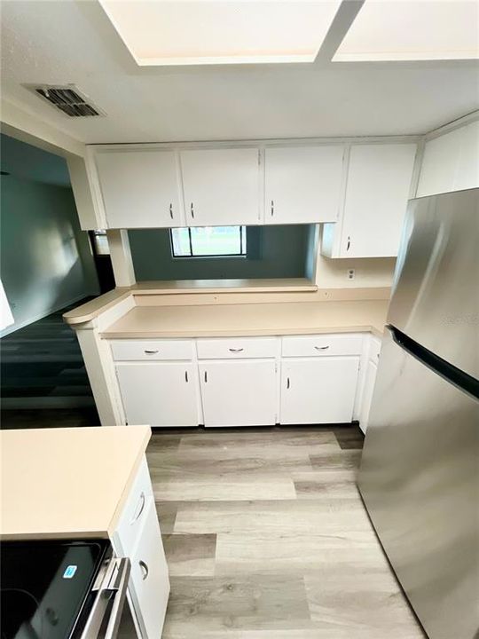 На продажу: $149,900 (2 спален, 2 ванн, 1040 Квадратных фут)