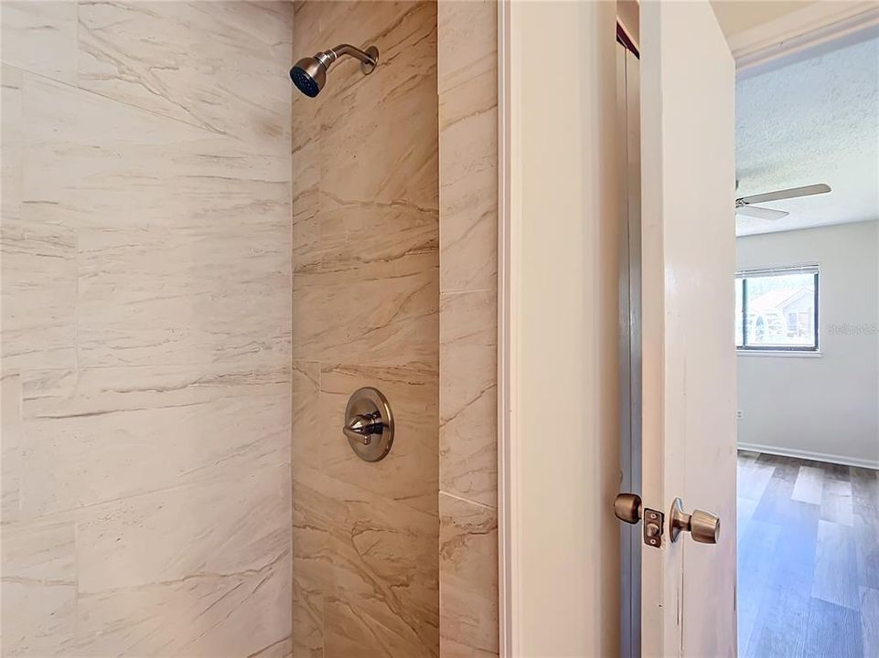 На продажу: $149,900 (2 спален, 2 ванн, 1040 Квадратных фут)