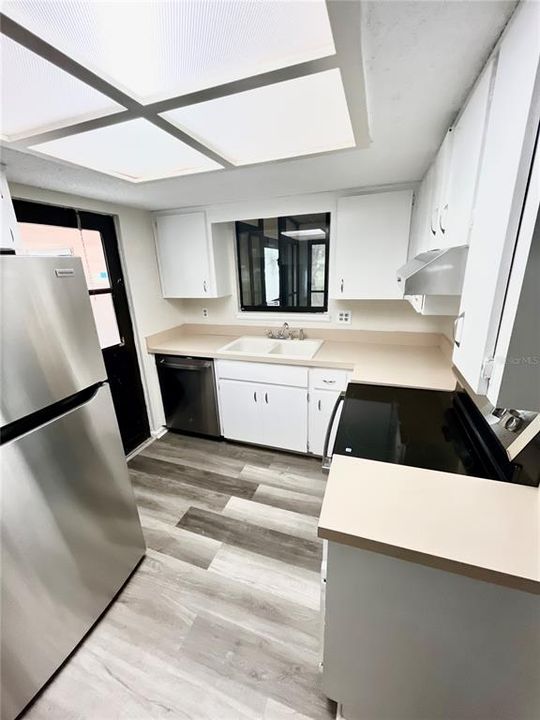 На продажу: $149,900 (2 спален, 2 ванн, 1040 Квадратных фут)