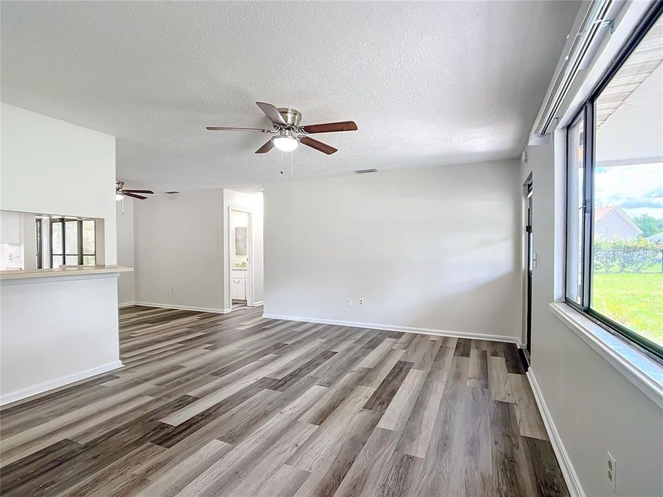 На продажу: $149,900 (2 спален, 2 ванн, 1040 Квадратных фут)