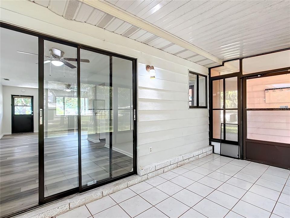 На продажу: $149,900 (2 спален, 2 ванн, 1040 Квадратных фут)