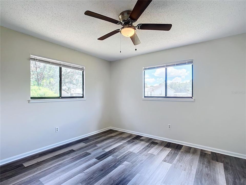 На продажу: $149,900 (2 спален, 2 ванн, 1040 Квадратных фут)