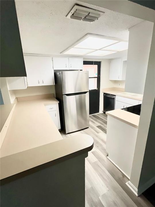 На продажу: $149,900 (2 спален, 2 ванн, 1040 Квадратных фут)