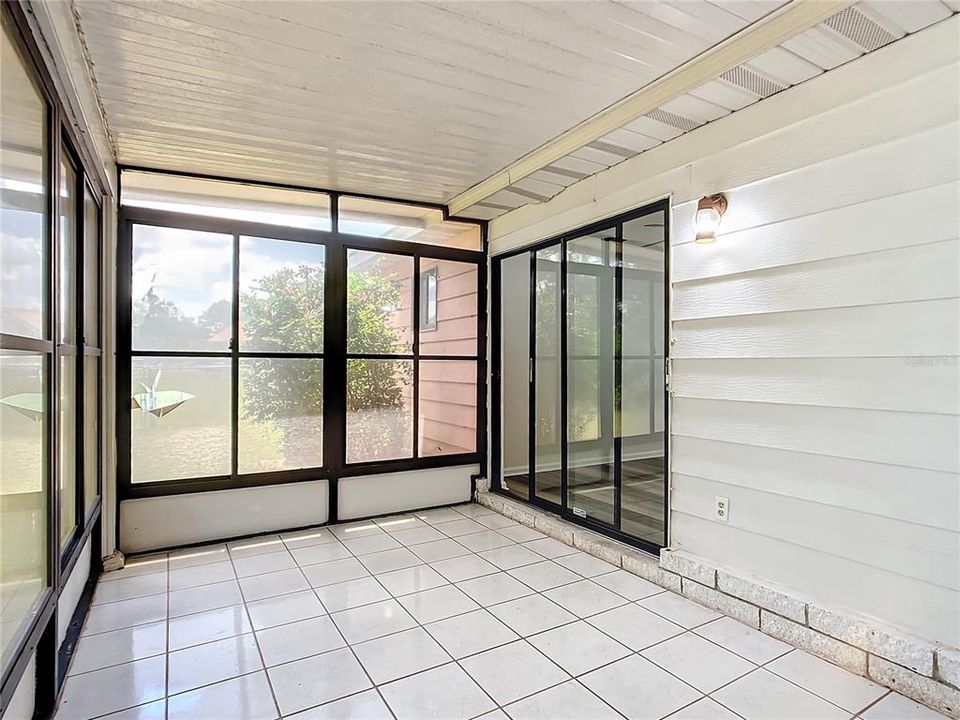 На продажу: $149,900 (2 спален, 2 ванн, 1040 Квадратных фут)