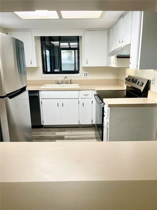 На продажу: $149,900 (2 спален, 2 ванн, 1040 Квадратных фут)