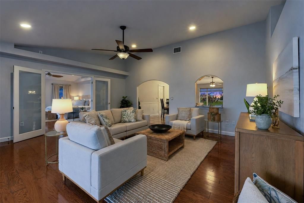 合同活跃: $465,000 (3 贝兹, 3 浴室, 2354 平方英尺)