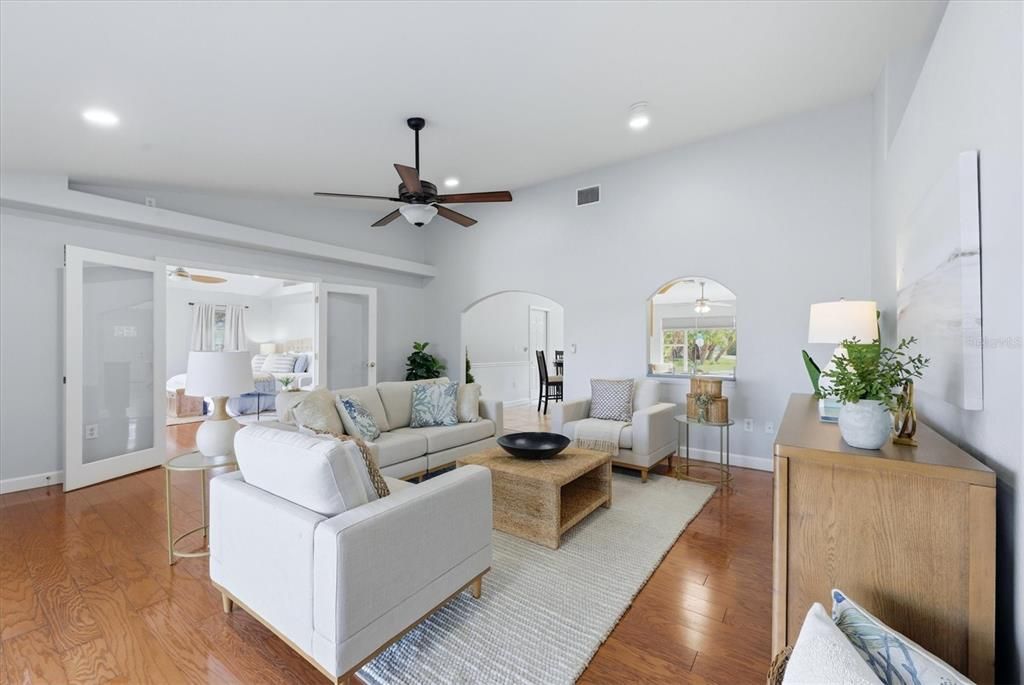 合同活跃: $465,000 (3 贝兹, 3 浴室, 2354 平方英尺)