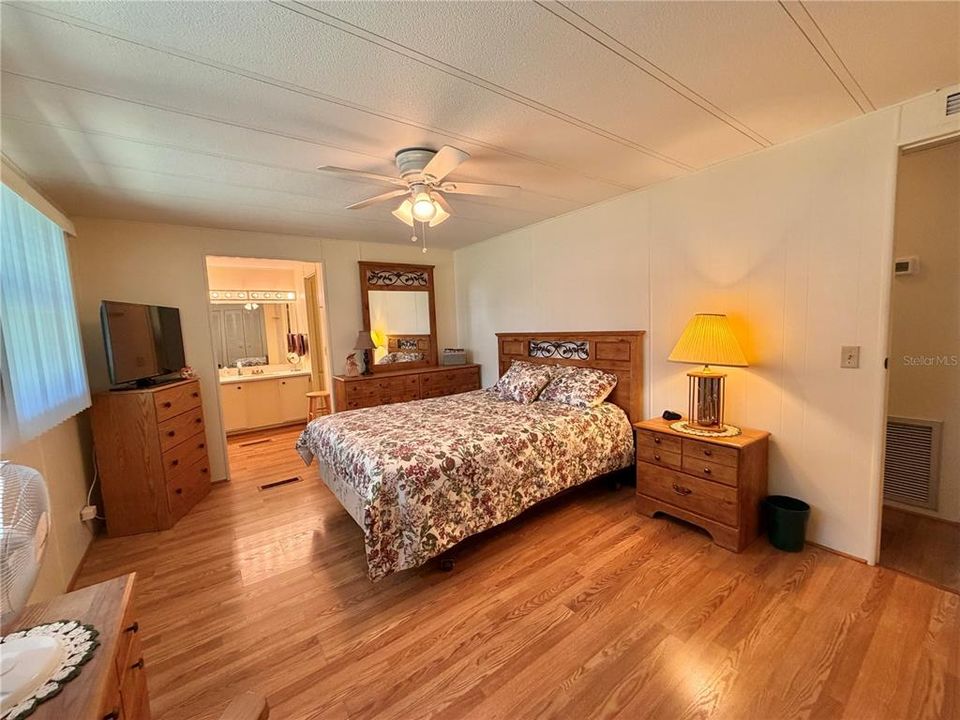 For Sale: $139,000 (2 beds, 2 baths, 1056 Square Feet)