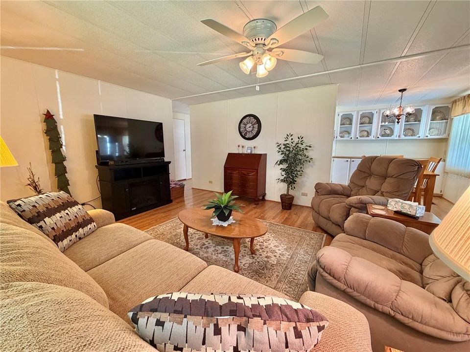 For Sale: $139,000 (2 beds, 2 baths, 1056 Square Feet)