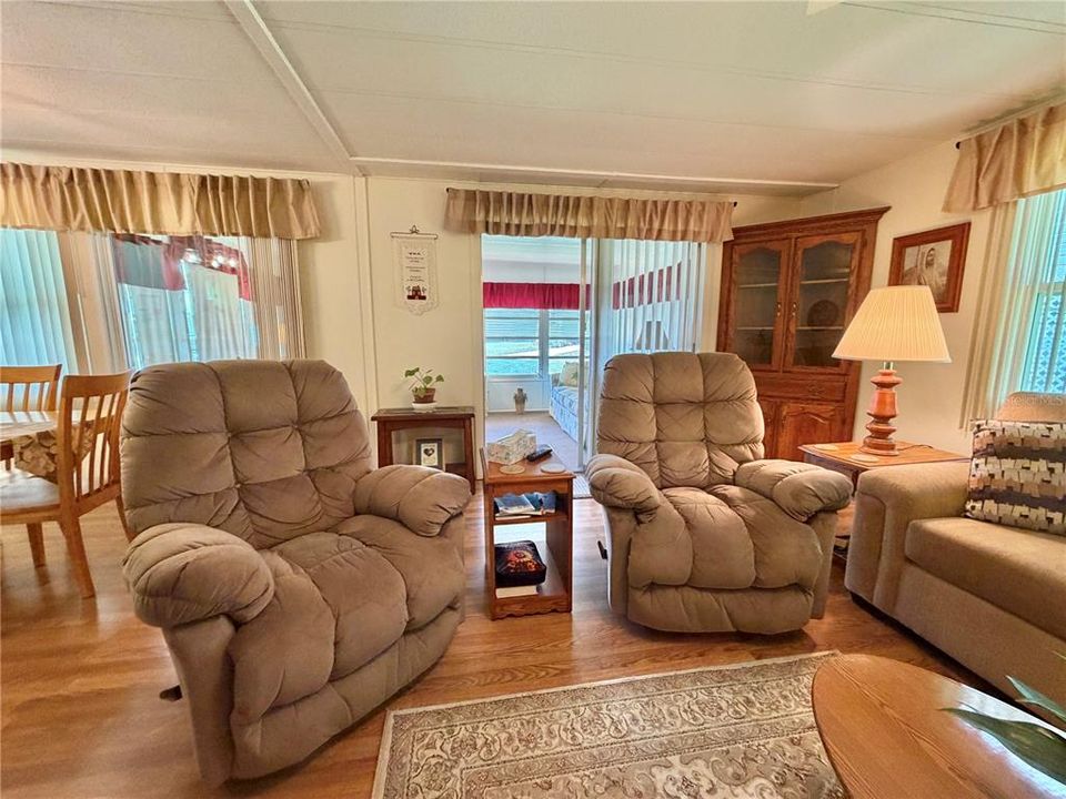 For Sale: $139,000 (2 beds, 2 baths, 1056 Square Feet)