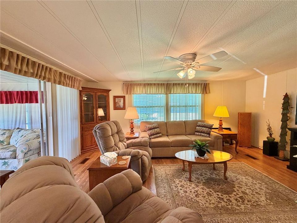 For Sale: $139,000 (2 beds, 2 baths, 1056 Square Feet)