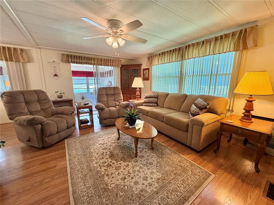 For Sale: $139,000 (2 beds, 2 baths, 1056 Square Feet)