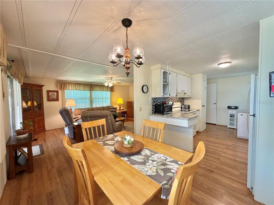 For Sale: $139,000 (2 beds, 2 baths, 1056 Square Feet)