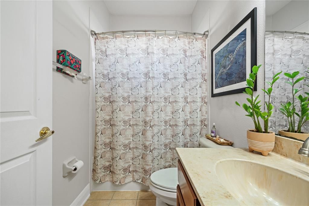 Activo con contrato: $599,000 (5 camas, 3 baños, 3530 Pies cuadrados)