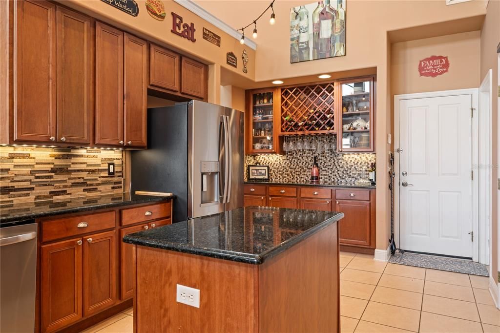 Activo con contrato: $599,000 (5 camas, 3 baños, 3530 Pies cuadrados)