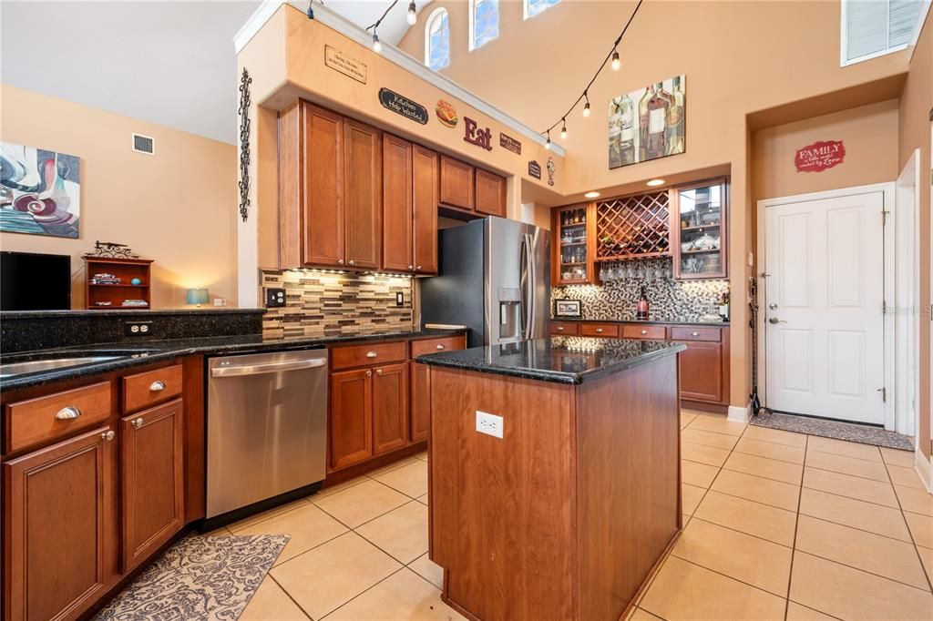 Activo con contrato: $599,000 (5 camas, 3 baños, 3530 Pies cuadrados)