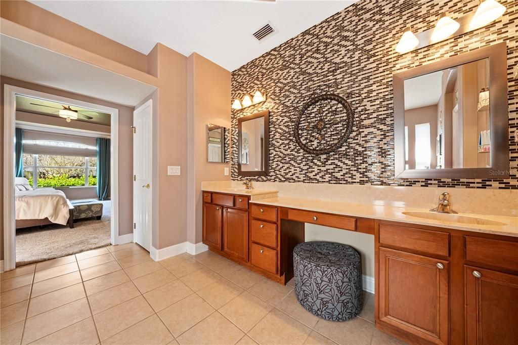 Activo con contrato: $599,000 (5 camas, 3 baños, 3530 Pies cuadrados)