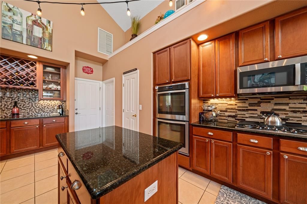 Activo con contrato: $599,000 (5 camas, 3 baños, 3530 Pies cuadrados)