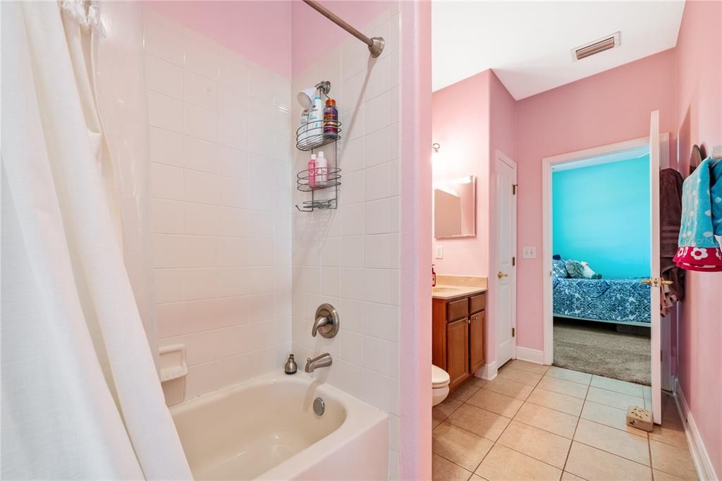 Activo con contrato: $599,000 (5 camas, 3 baños, 3530 Pies cuadrados)