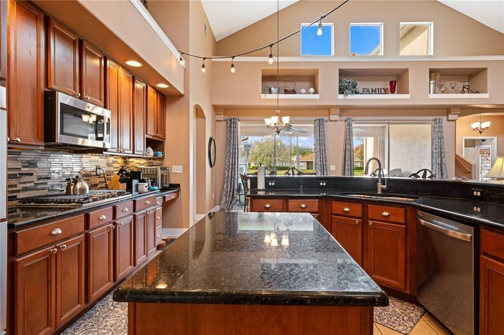 Activo con contrato: $599,000 (5 camas, 3 baños, 3530 Pies cuadrados)