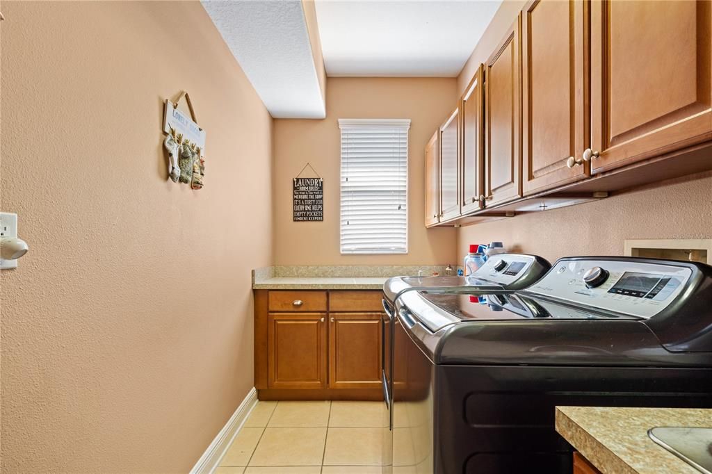 Activo con contrato: $599,000 (5 camas, 3 baños, 3530 Pies cuadrados)