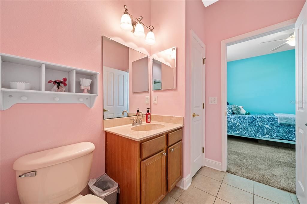 Activo con contrato: $599,000 (5 camas, 3 baños, 3530 Pies cuadrados)