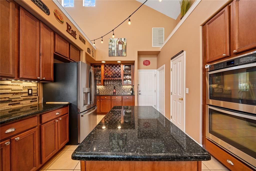 Activo con contrato: $599,000 (5 camas, 3 baños, 3530 Pies cuadrados)