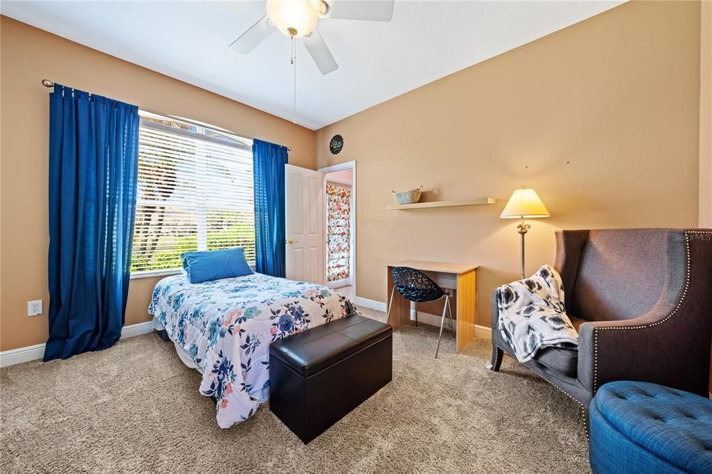 Activo con contrato: $599,000 (5 camas, 3 baños, 3530 Pies cuadrados)