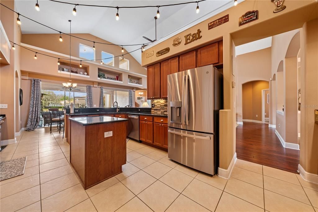 Activo con contrato: $599,000 (5 camas, 3 baños, 3530 Pies cuadrados)