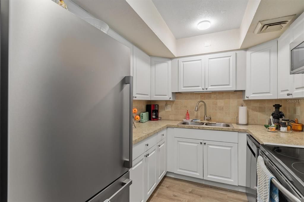 For Sale: $90,000 (2 beds, 2 baths, 919 Square Feet)