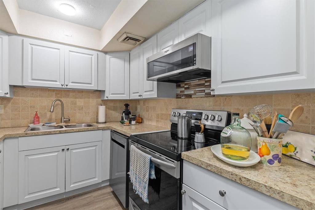 For Sale: $90,000 (2 beds, 2 baths, 919 Square Feet)