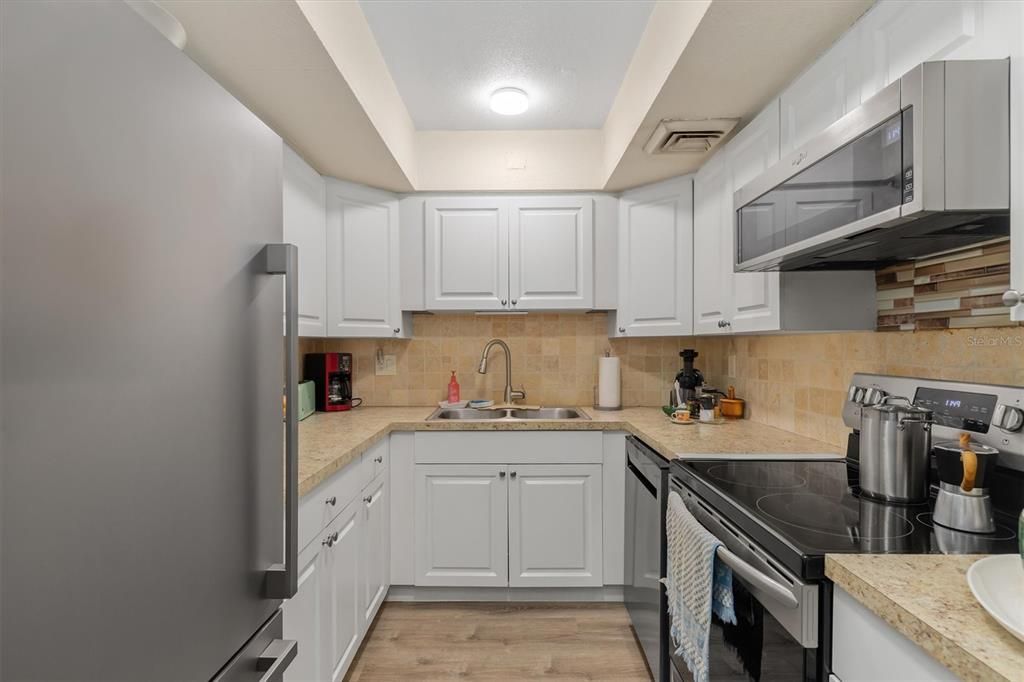 For Sale: $90,000 (2 beds, 2 baths, 919 Square Feet)