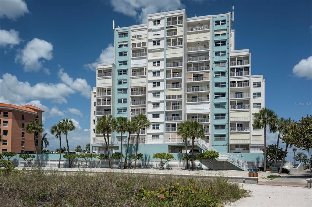 Activo con contrato: $865,000 (3 camas, 3 baños, 1990 Pies cuadrados)