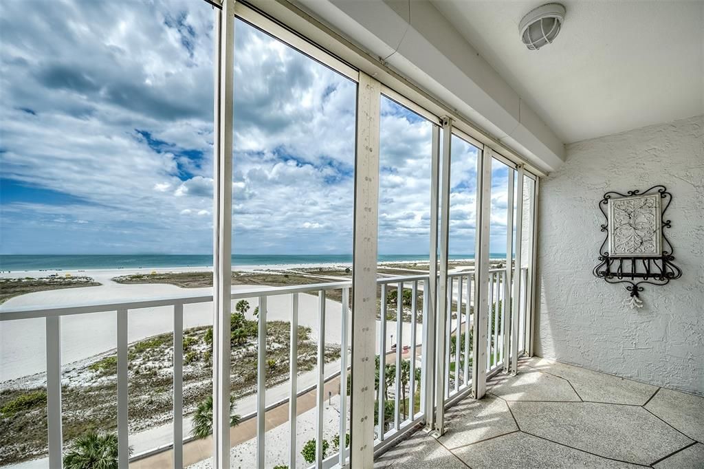 Activo con contrato: $865,000 (3 camas, 3 baños, 1990 Pies cuadrados)