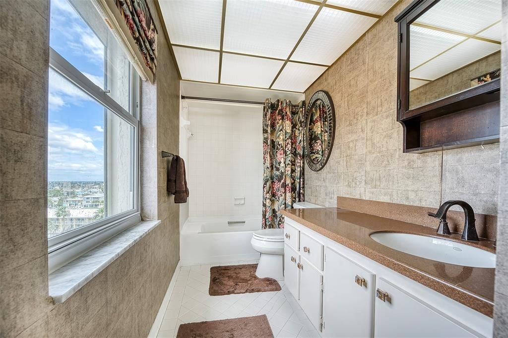 Activo con contrato: $865,000 (3 camas, 3 baños, 1990 Pies cuadrados)