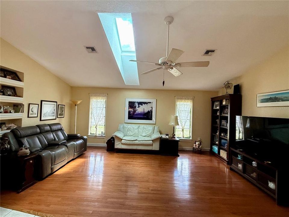 Activo con contrato: $399,000 (3 camas, 2 baños, 2031 Pies cuadrados)