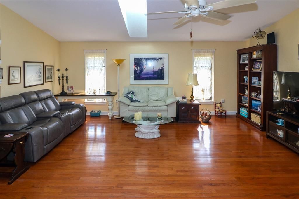 Activo con contrato: $399,000 (3 camas, 2 baños, 2031 Pies cuadrados)