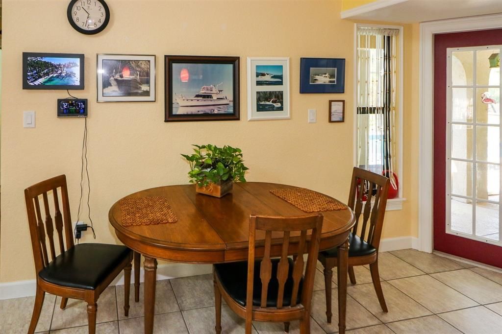 Activo con contrato: $399,000 (3 camas, 2 baños, 2031 Pies cuadrados)