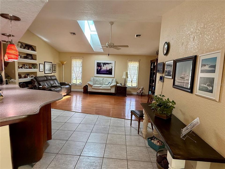 Activo con contrato: $399,000 (3 camas, 2 baños, 2031 Pies cuadrados)