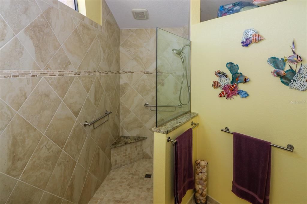 Activo con contrato: $399,000 (3 camas, 2 baños, 2031 Pies cuadrados)